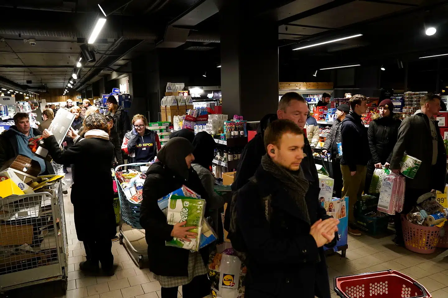 Danske supermarkeder har slået fast, at der er varer nok til alle. Alligevel vælter danskerne tilsyneladende ud i supermarkederne som her i Netto på Lyngbyvej i København. Foto: Mads Joakim Rimer Rasmussen