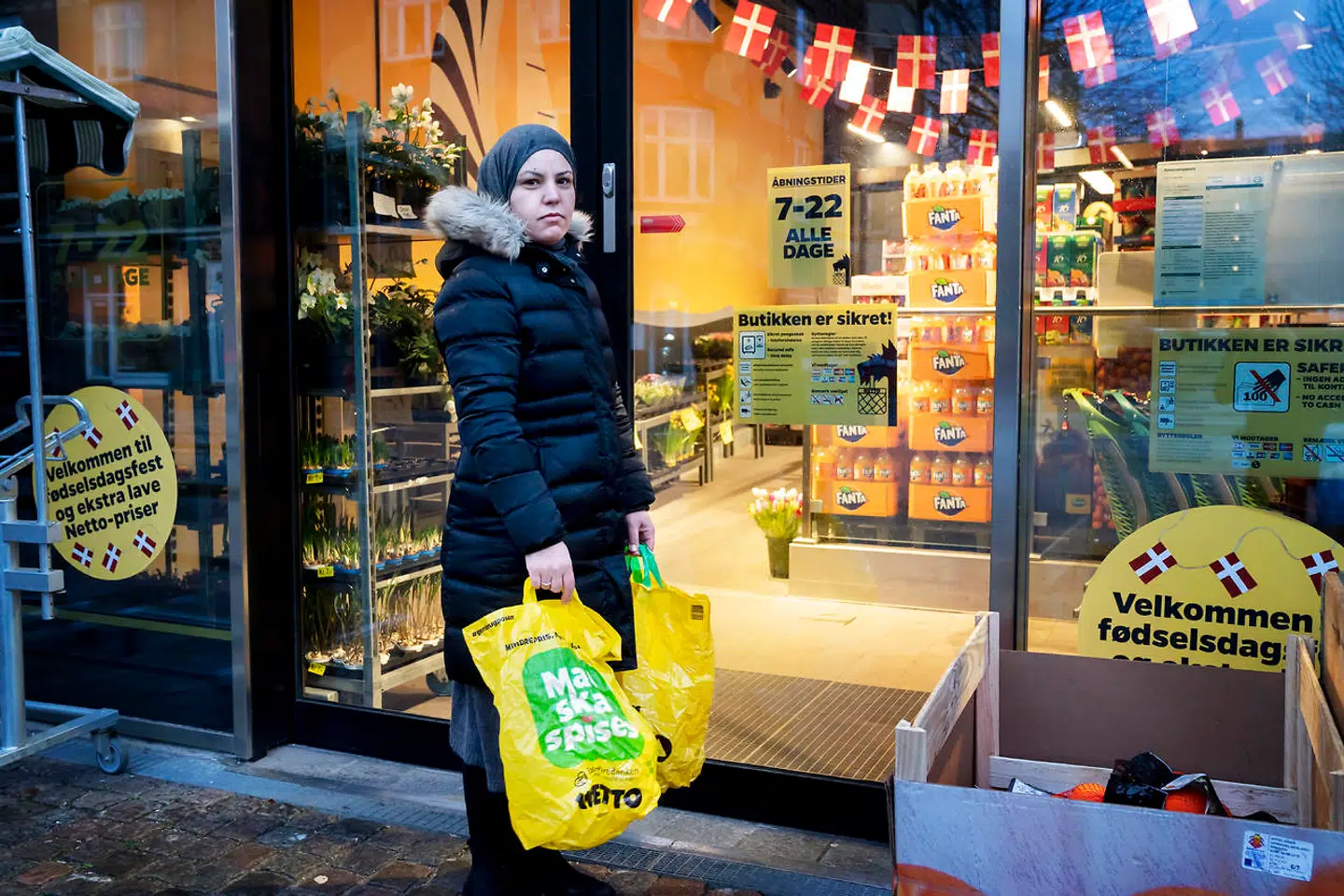 Netto på Frederiksberg kl. 6.50: Shimo Hassan venter på, at butikken skal åbne kl. 7, så hun kan købe ind, især tørvarer, som kan holde sig.