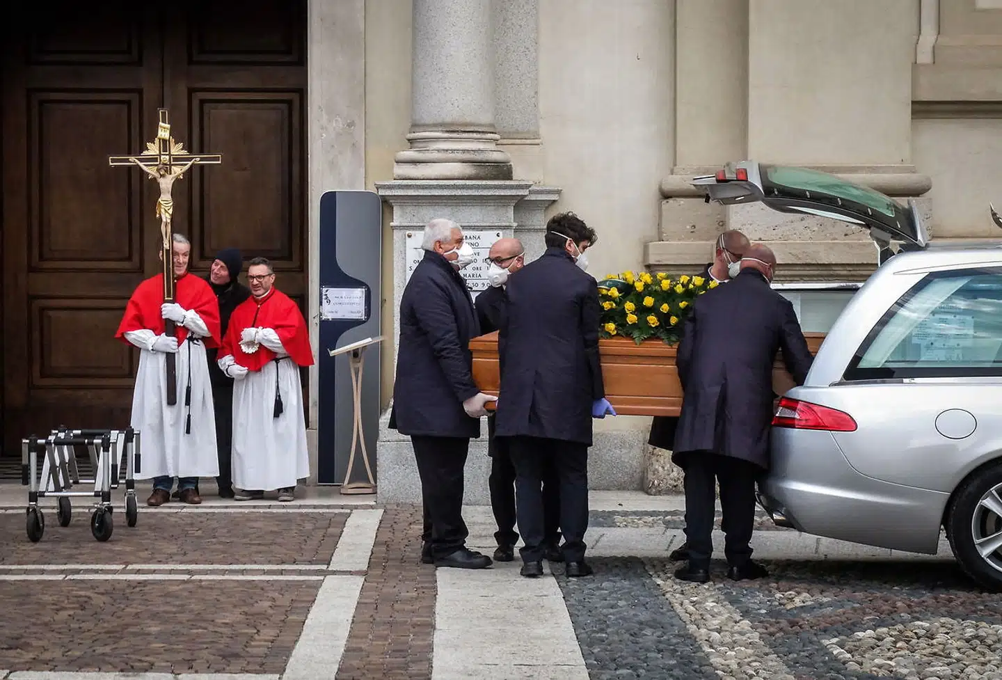 En af de alt for mange begravelser af coronavirusepidemiens ofre i den norditalienske by Bergamo.