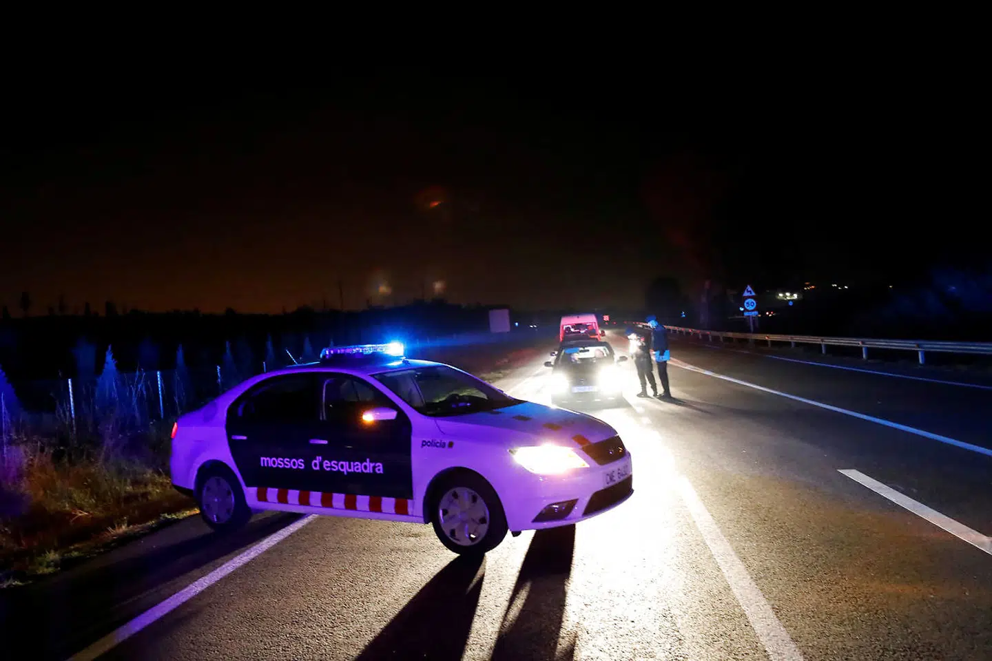 Catalansk politi oprettede natten til fredag checkpoints omkring byen Igualada vest for Barcelona, hvor 70.000 indbyggere er blevet afskåret fra omverdenen efter et voldsomt udbrud.