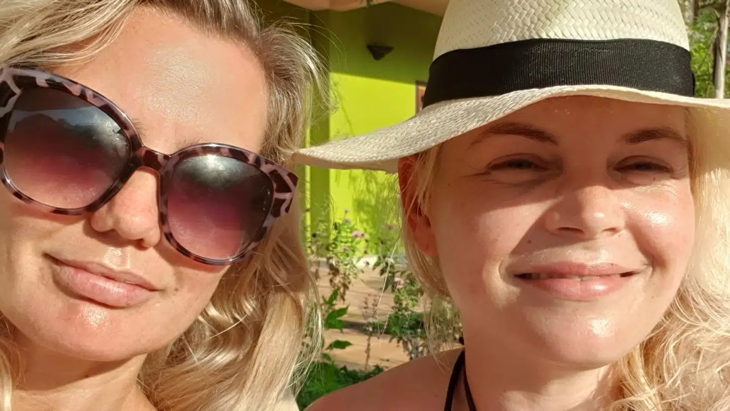 Jeanette Wetten (til højre) og hendes veninde Malene Bøgh (til venstre) nåede at få sol og ferie, inden deres rejse pludselig måtte afbrydes før tid. (Privatfoto)