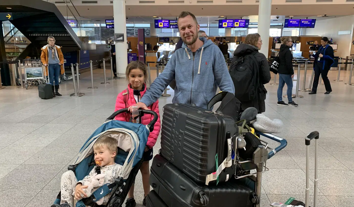 Familien Søeborg måtte rejse hjem fra USA på grund af den seneste tids udvikling, og det har været dyrt. Her ses Kenneth Søeborg med sine to børn Matheo og Malina. Hans hustru Nesrine ønskede ikke at være med på billedet.