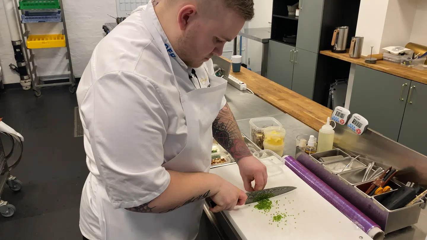 Lige siden Sebastian har været helt lille, har han haft det bedst, når han har haft en kniv i hånden.