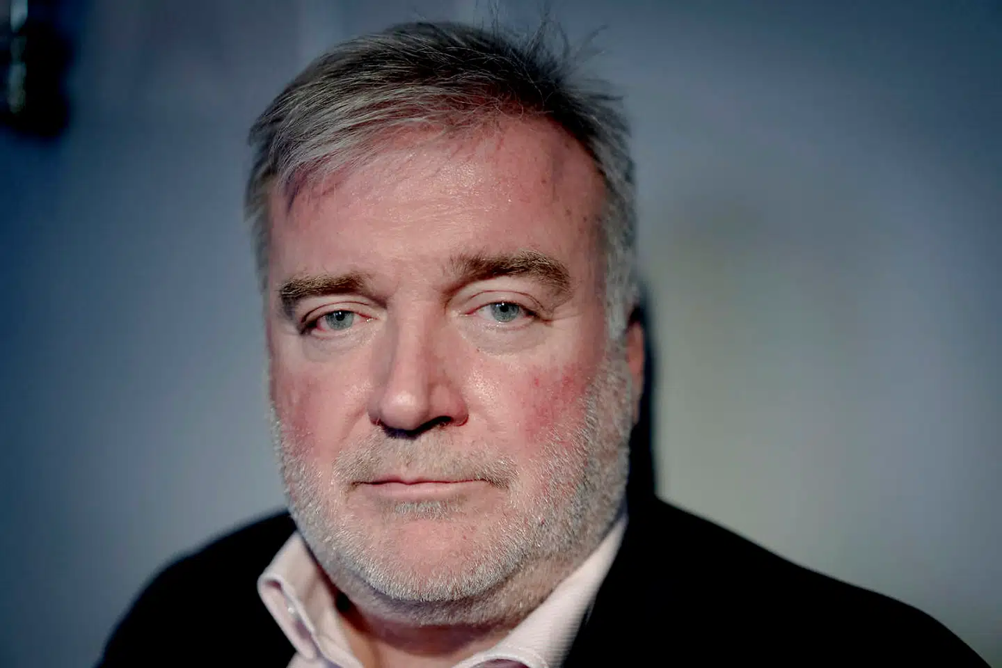 Jysks afdøde stifter, Lars Larsen, kaldte udlandsdanskere i skattely for forrædere. Den dom ramte i manges øjne Lars Seier Christensen.