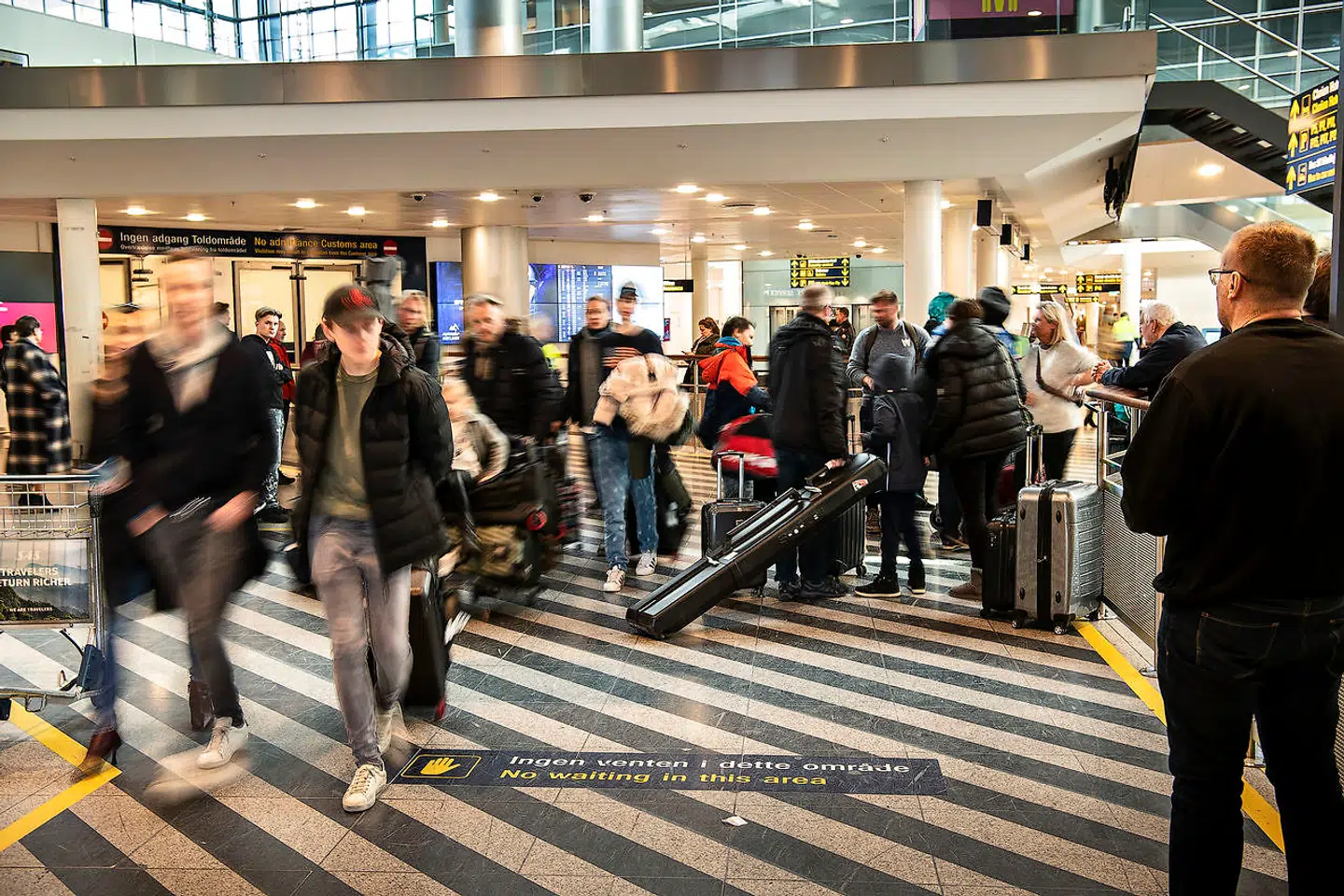 I Københavns Lufthavn kan tæt kontakt med andre næppe undgås. Men tag forholdsregler, siger Sundhedstyrelsen.