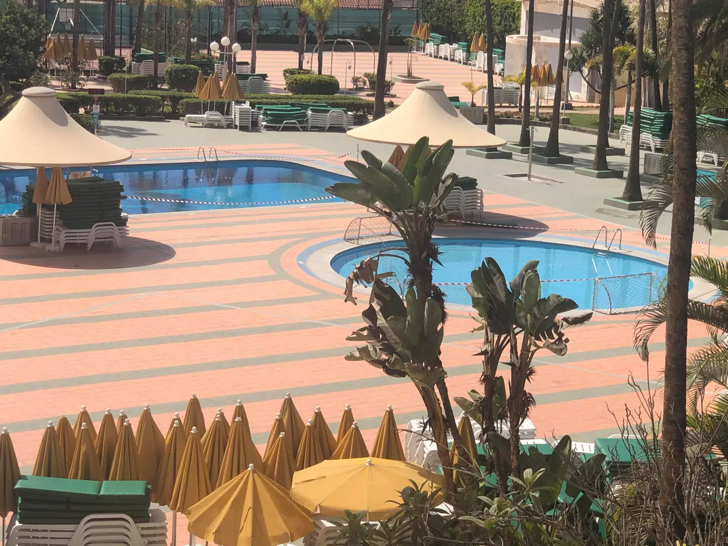 Hotellets næsten 1000 gæster plejer normalt at fylde alle liggestolene omkring poolen. Nu er der helt tomt, da der er indført udgangsforbud.