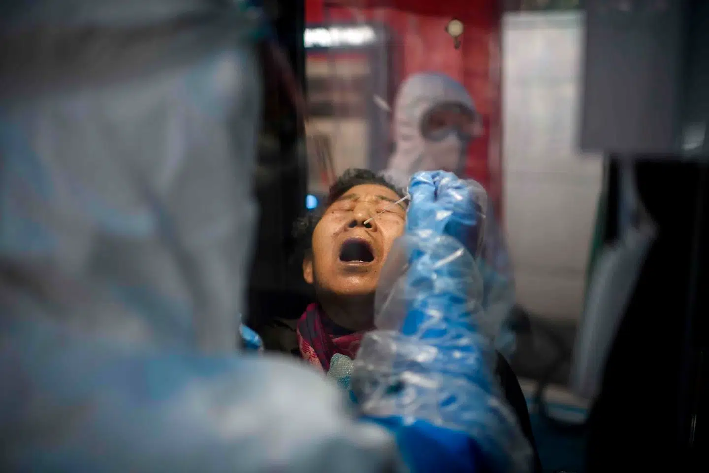 En kvinde testes for covid-19 på et af Sydkoreas testcentre. Landet har testet op mod 300.000 personer, hvor Danmark kun er oppe på snart 6.000.