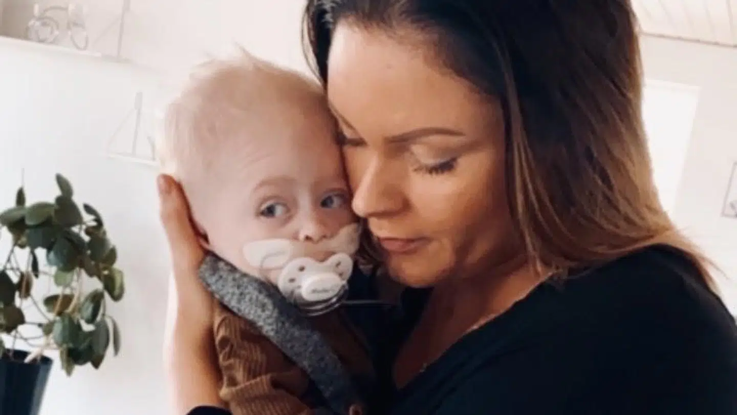 Malias er fast koblet til Cpap-maskine og iltgenertor.