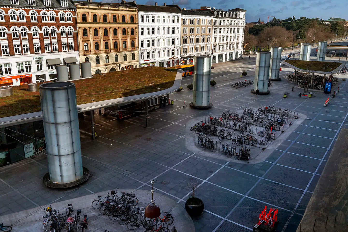 Tomme, øde gader og pladser i København. Nørreport kl. 9.17. Førende eksperter gætter på, at der går måneder, før hverdagen ser normal ud igen.