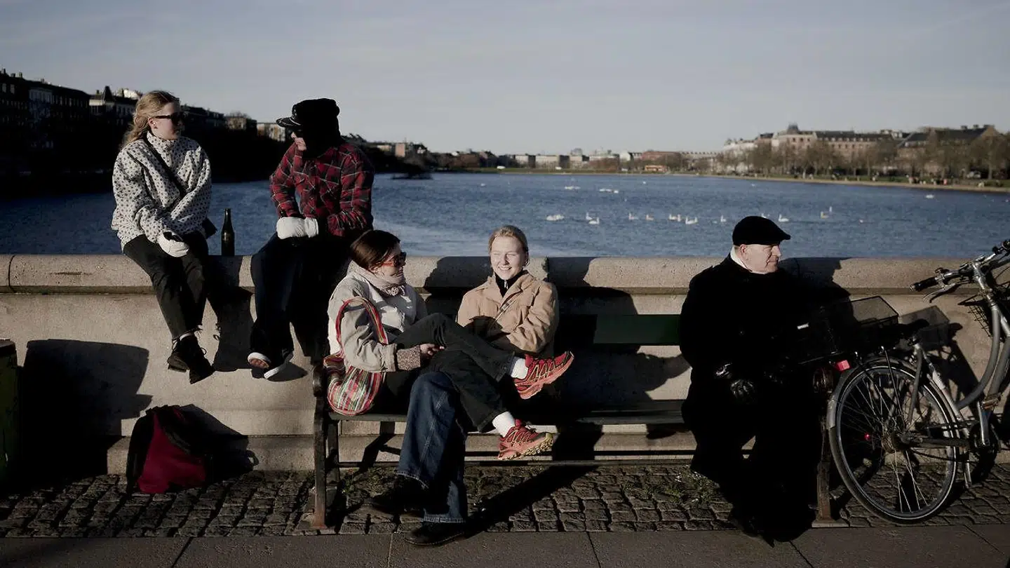 Der har været liv omkring søerne og andre steder i hovedstaden og Danmark i det flotte forårsvejr. Også selv om myndighederne har henstillet til, at vi ikke samles i grupper på grund af faren for at smitte med coronavirus.