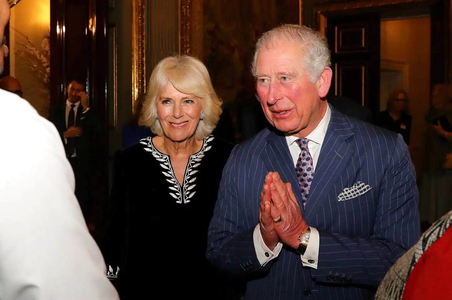 Prins Charles og hertuginde Camilla har bevøget sig ud blandt folk flere gange den seneste tid - men har udskiftet håndtrykket med en hilsen, der ikke kræver fysisk kontakt. Her ses de 9. marts.