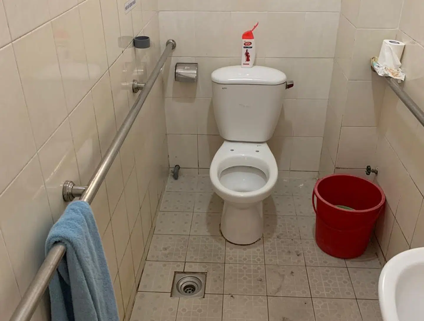 Toilettet på værelset er uden bræt.