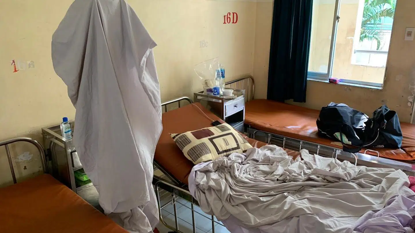 De to gutter bor på en stue med flere andre uden aircondition. De må ikke forlade den.