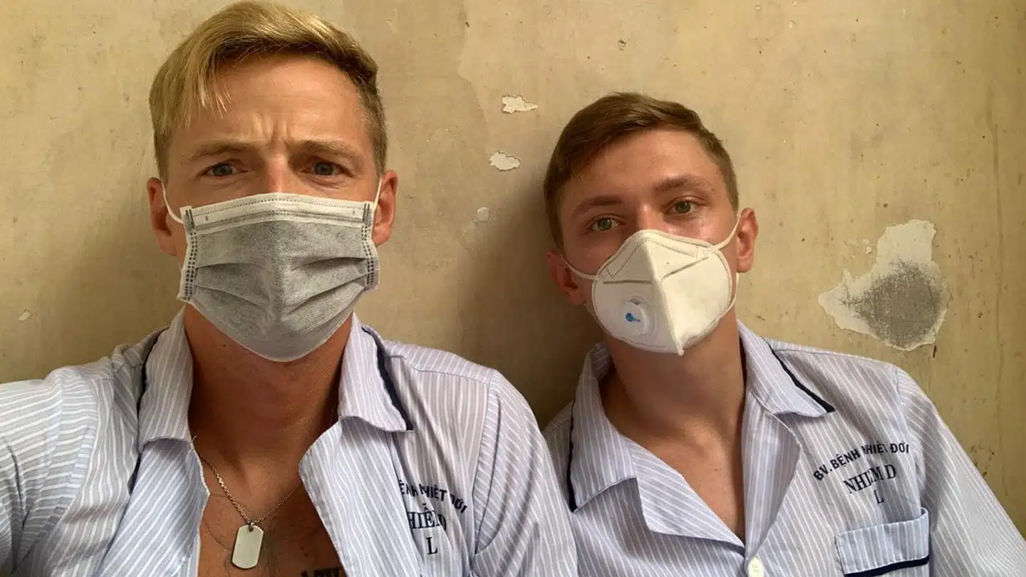 22-årige Patrick Friis (th.) og 28-årige Frederik Dahl Andersen er lige nu fanget på et hospital i Vietnam.