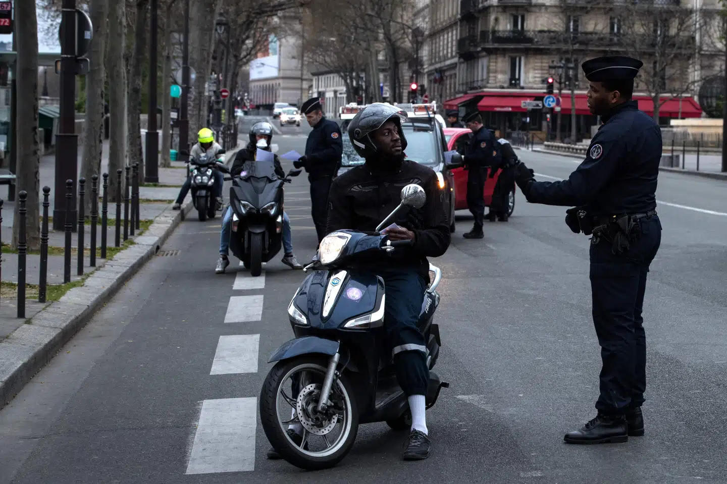 Fransk politi stoppede lørdag trafikanter i Paris, hvor der – som i resten af landet – blev indført udgangsforbud tidligere på ugen i et forsøg på at bremse coronasmitten. Titusinder af politifolk er i gaderne, hvor de udsteder bøder på 135 euro (ca. 1.000 kroner) til enhver, der ikke har en gyldig grund til at være ude.