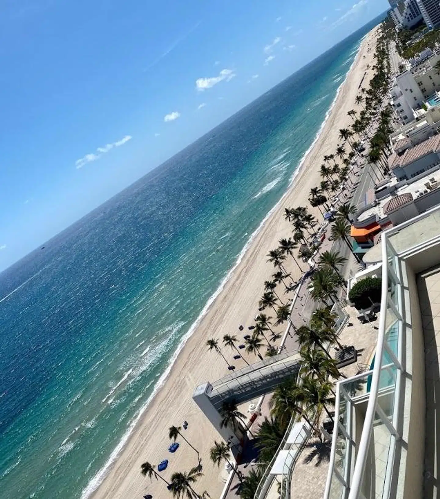 På stranden i Miami er der normalt fyldt. Nu er der tomt.