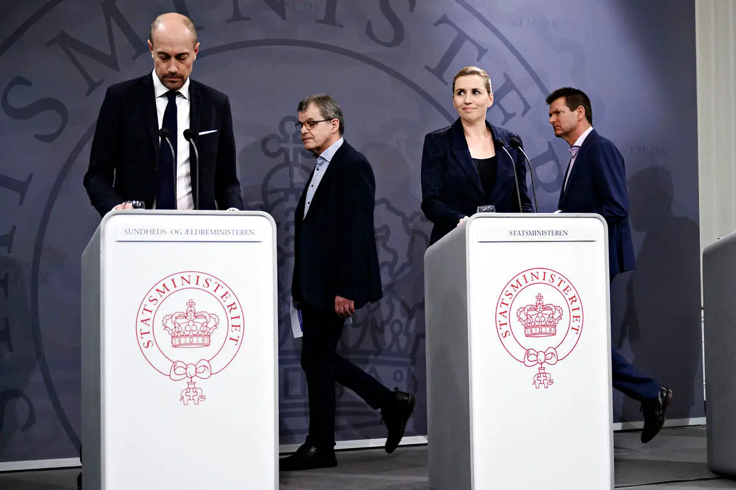 Statsminister Mette Frederiksen (S) samt sundheds- og ældreminister Magnus Heunicke (S), faglig direktør for Infektionsberedskab i Statens Serum Institut, Kåre Mølbak, og direktør i Sundhedsstyrelsen, Søren Brostrøm.