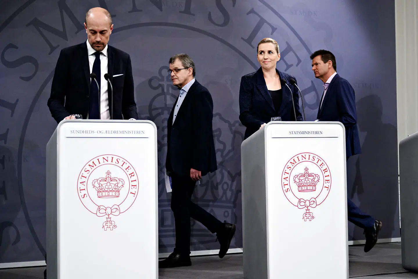 Statsminister Mette Frederiksen (S) samt sundheds- og ældreminister Magnus Heunicke (S), faglig direktør for Infektionsberedskab i Statens Serum Institut, Kåre Mølbak, og direktør i Sundhedsstyrelsen, Søren Brostrøm.