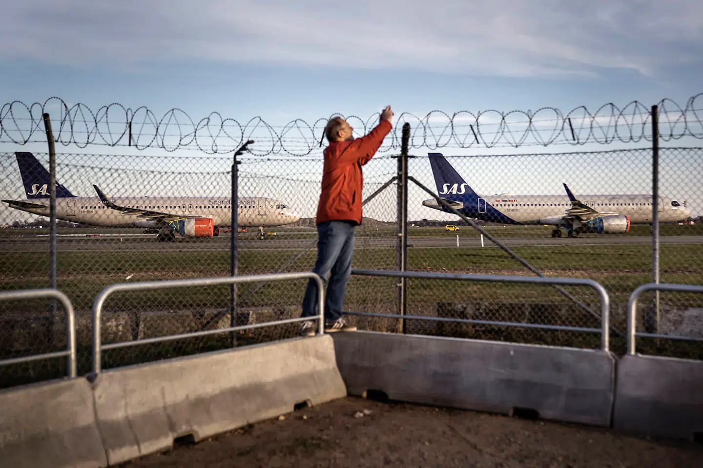 Københavns Lufthavn ligner ikke længere sig selv. Den ene startbane er blevet lukket ned for at gøre plads til at parkere 50 af de fly, som ingen længere kan eller vil rejse med på grund af coronaviruspandemien.