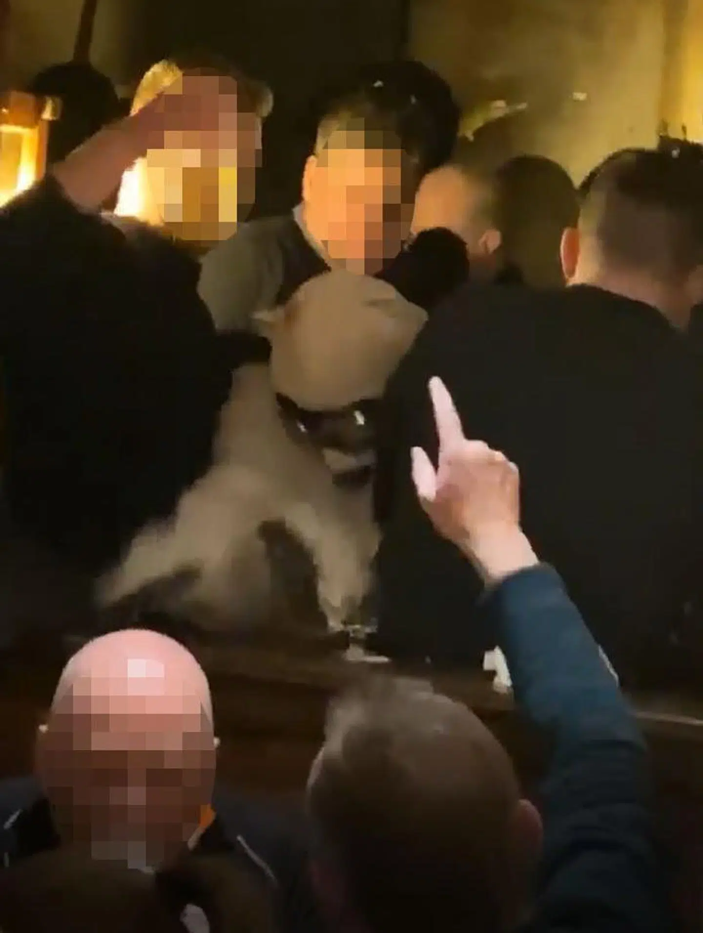 På baren Kitzloch i Ischgl var der tilsyneladede god for at supersprederen kunne udfolde sit potentiale: mange mennesker tætsamlet indenfor.