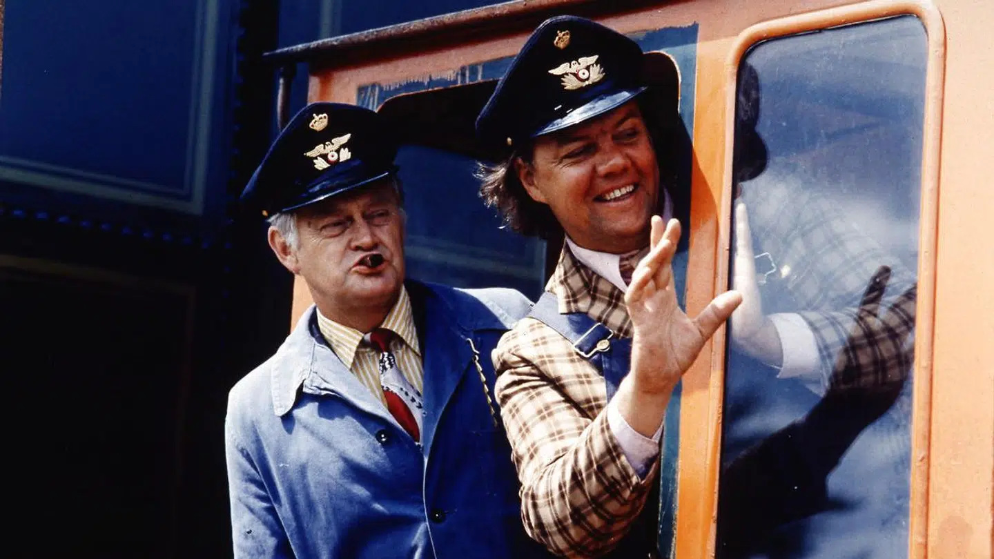 Ove Sprogøe og Morten Grunwald, også kendt som Egon og Benny, i Olsen-banden på sporet. Her ses de i det lokomotiv, som de kørte på Amagerbanen med.