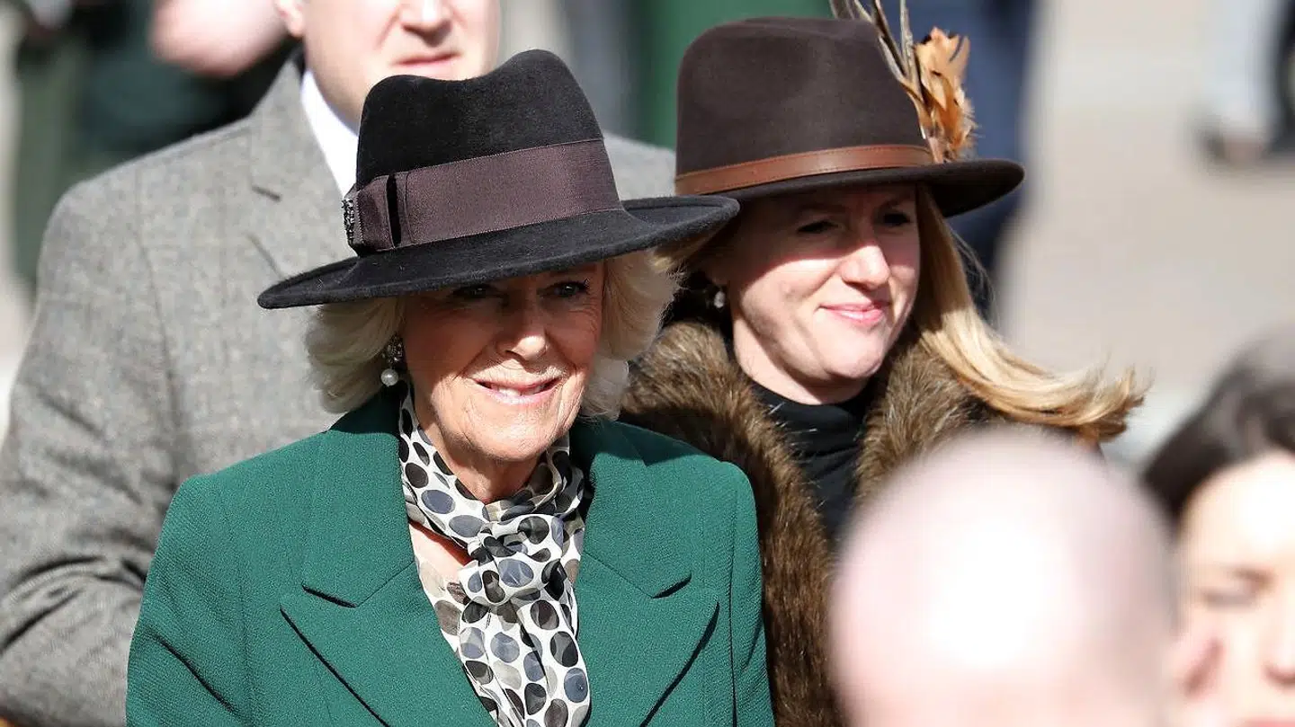 Andres Parker Bowles' ekskone, Camilla, der i dag er gift med prins Charles, ankommer her til festivalen.