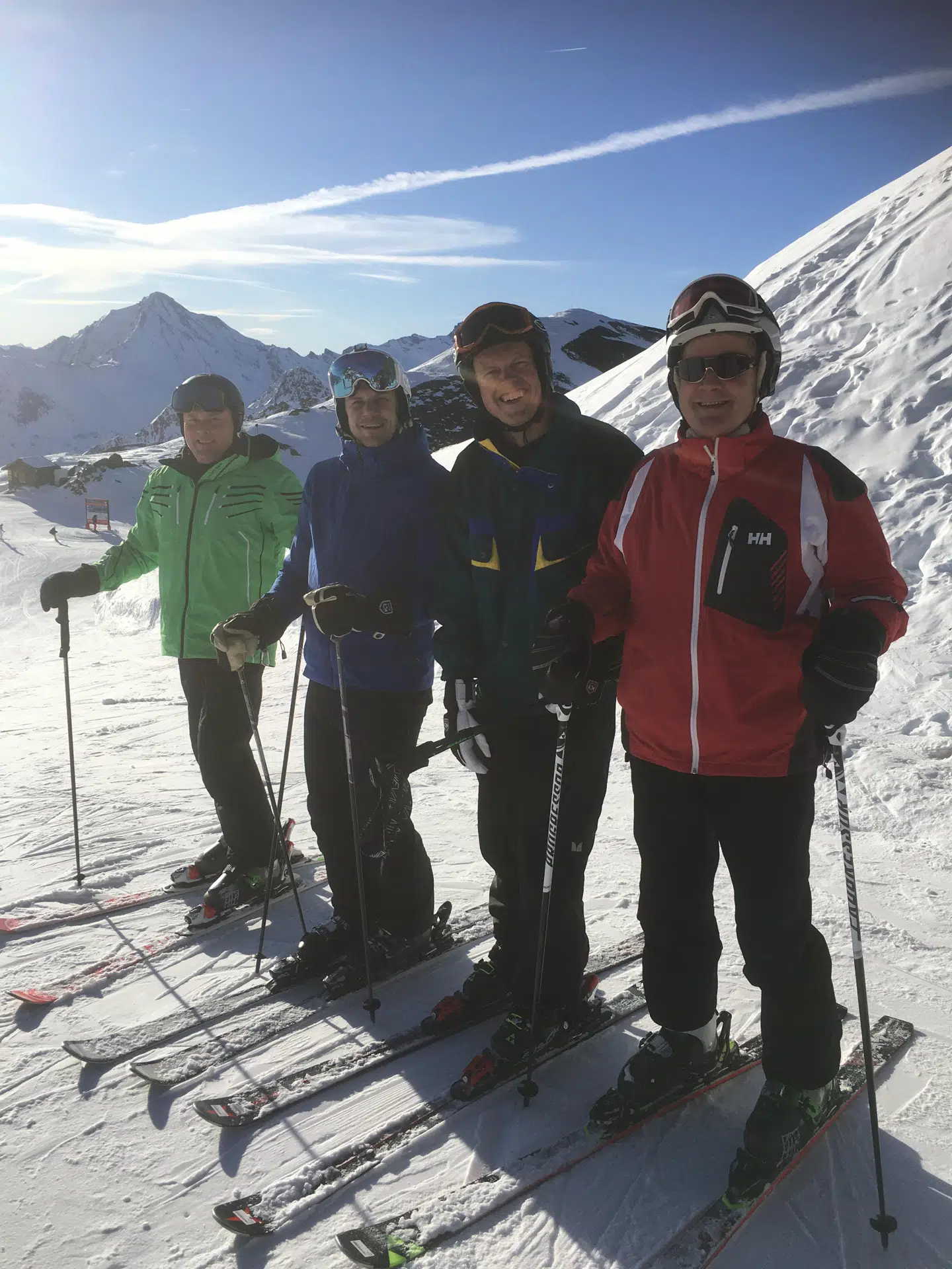 Peter Tølbøll Hansen (yderst til højre) og Morten Nøhr (yderst til venstre) blev begge syge med coronalignende symptomer efter deres skitur til Østrig i januar. Begge er nu testet negative for antistoffer.