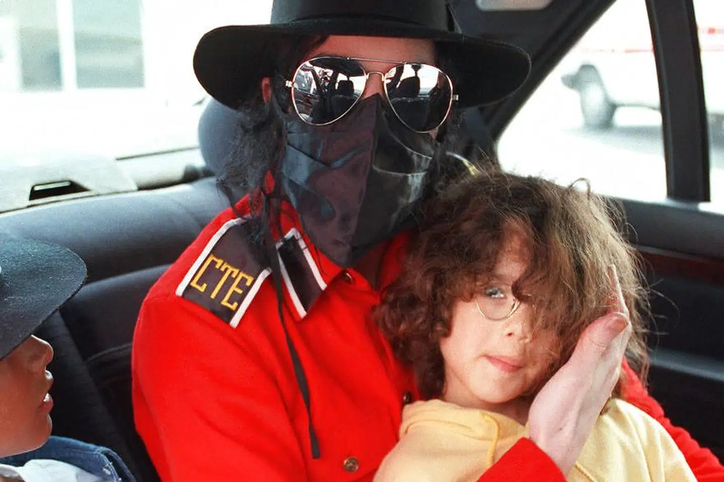 Billeder som dette sås ofte i pressen, billeder af Michael Jackson med små drenge. Her på bagsædet af hans limousine med to uidentificerede drenge.