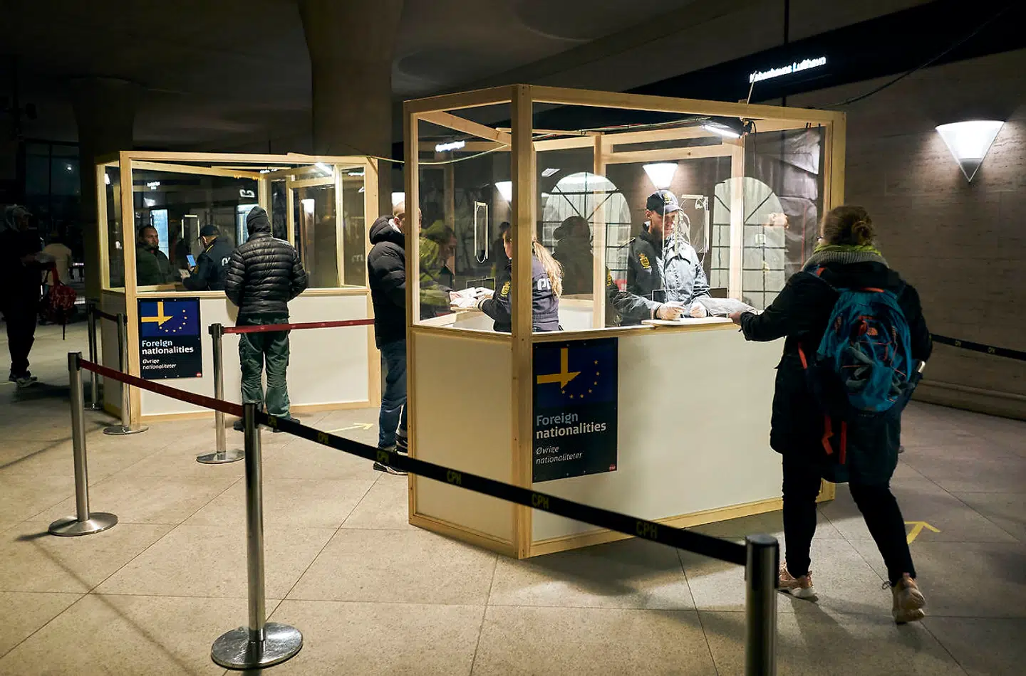 Danmark lukkede grænsen til Sverige 14. marts, men danske statsborgere kan stadig rejse ind. Hjemmeværnet holder vagt i lufthavnen og hjælper de rejsende i forbindelse med indrejse med toget fra Sverige. Billedet er fra 31. marts.