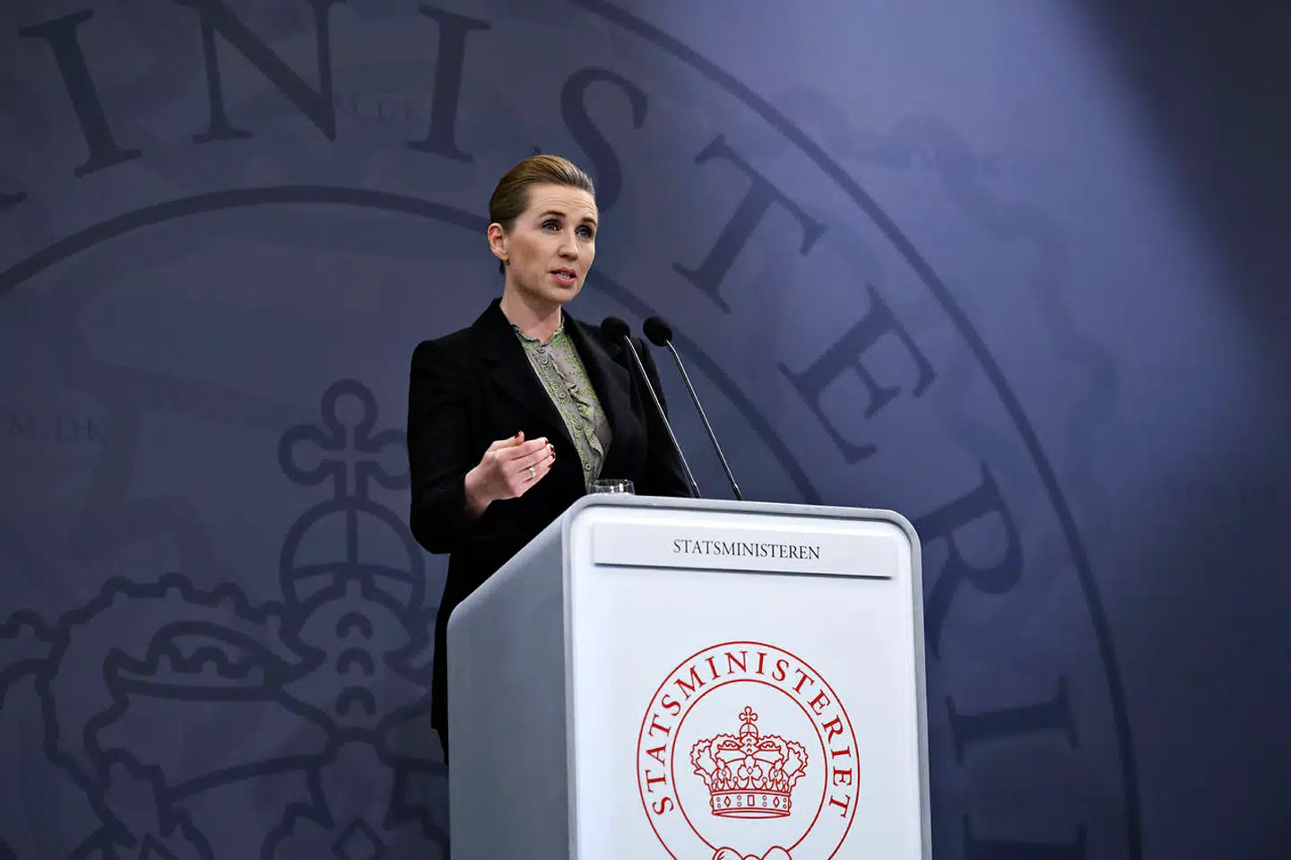 Statsminister Mette Frederiksen (S) kritiserede bankerne under pressemødet mandag aften. Vis mere samfundssind, lød budskabet. Bankerne undrer sig over kritikken, for de mener allerede, de strækker sig længere end normalt.