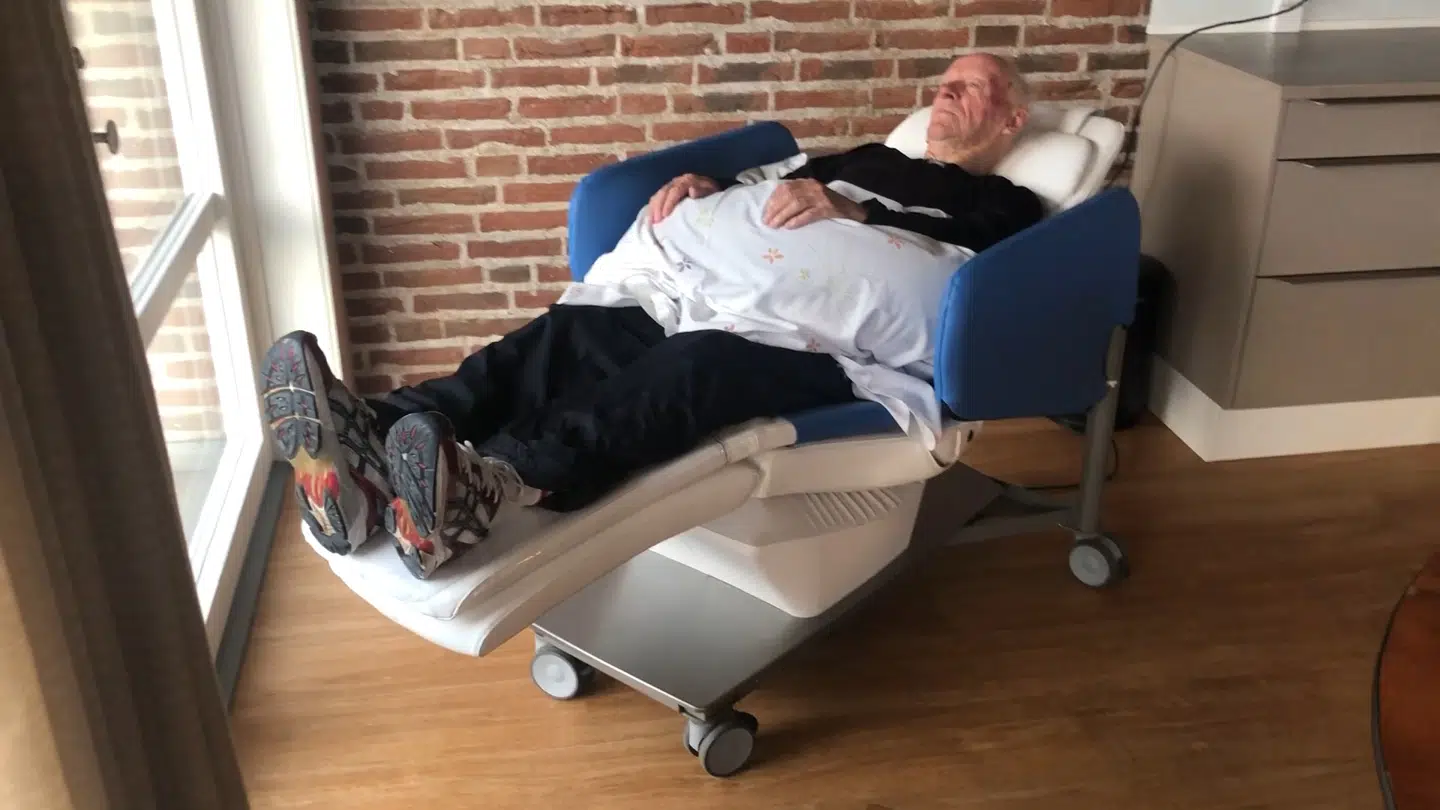 For tiden er der ekstra lang kø til plejehjemmets wellness-gyngestol.