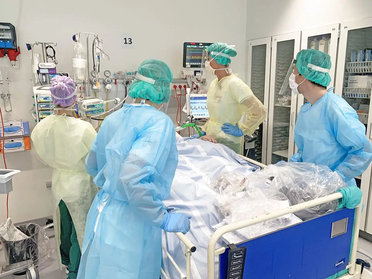 Siden 1. april er antallet af danskere indlagt med covid-19 faldet. Men hvad der sker, når samfundet åbner op igen, afhænger af vores adfærd, lyder det fra eksperter.