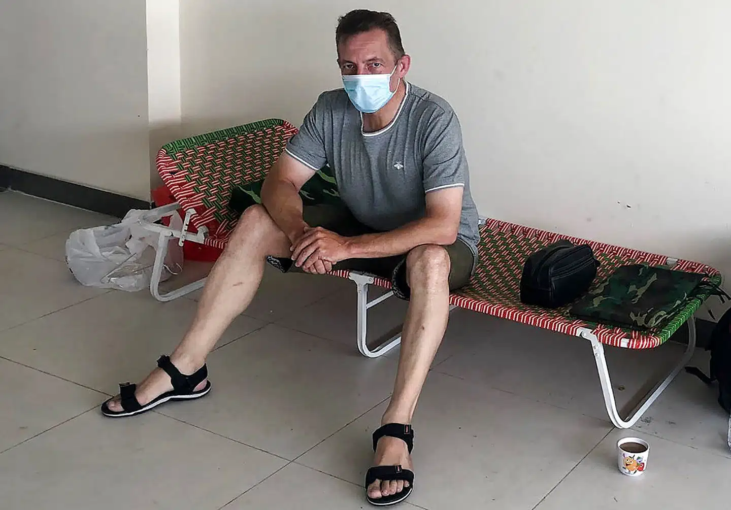 Henrik Pontoppidan er blevet anbragt i et karantænecenter i Ho Chi Minh City. Her har han boet i to uger indtil videre. Han fik lov at tage sin tandbørste med.