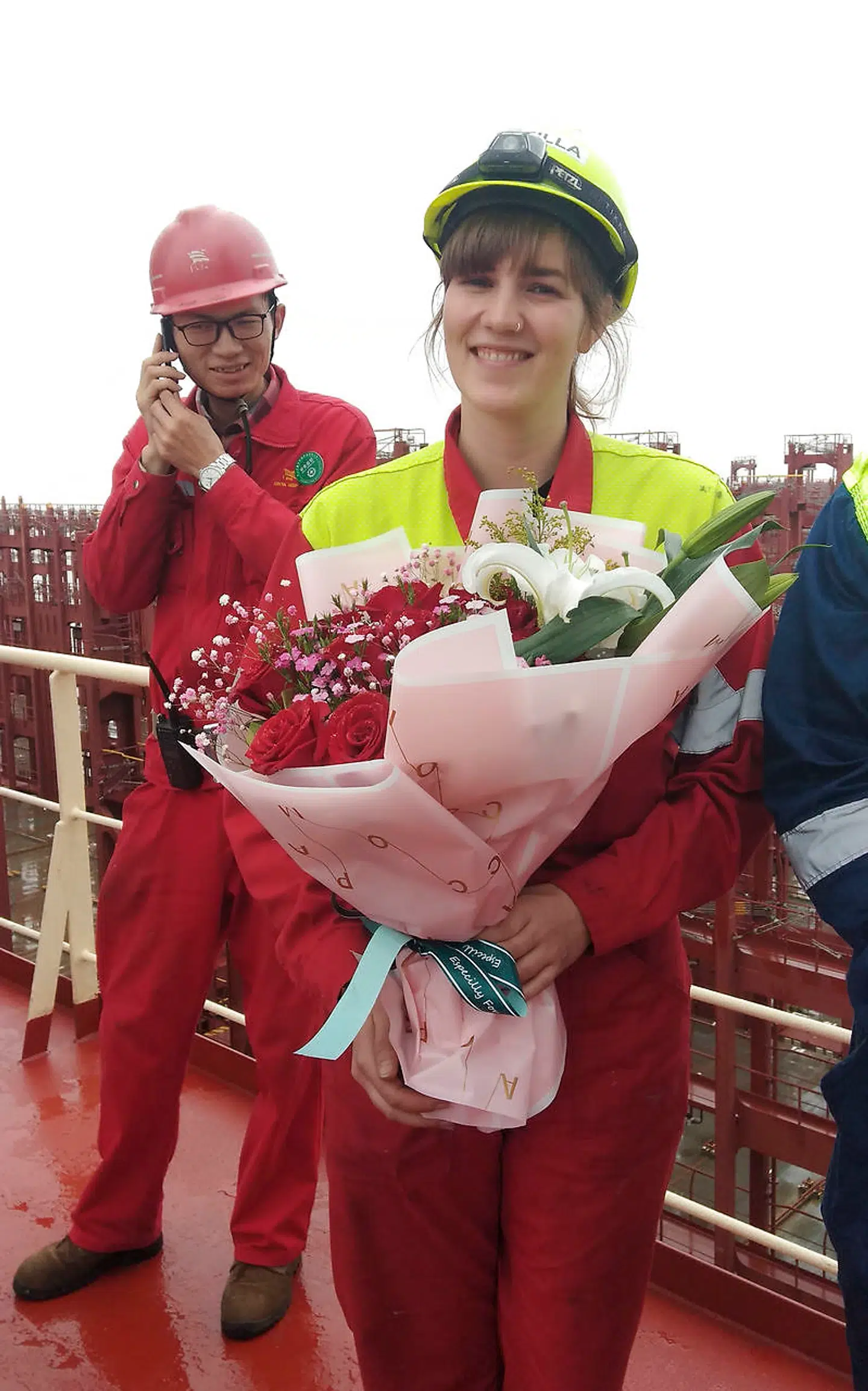 Camilla Westergaard får blomster den sidste dag på værftet og benytter lejligheden til at give et hip til kønsdiversitet: »Blandt de 42 skibe på værftet var jeg eneste kvindelige besætningsmedlem. Det er et billede af dagens handelsflåde set på globalt plan; antallet af kvinder til søs er alt for lille, og der er søsat så mange projekter for at tiltrække flere kvinder og derved skabe større diversitet i erhvervet. Vi har brug for flere kvinder til søs,« siger Camilla Westergaard. Privatfoto.