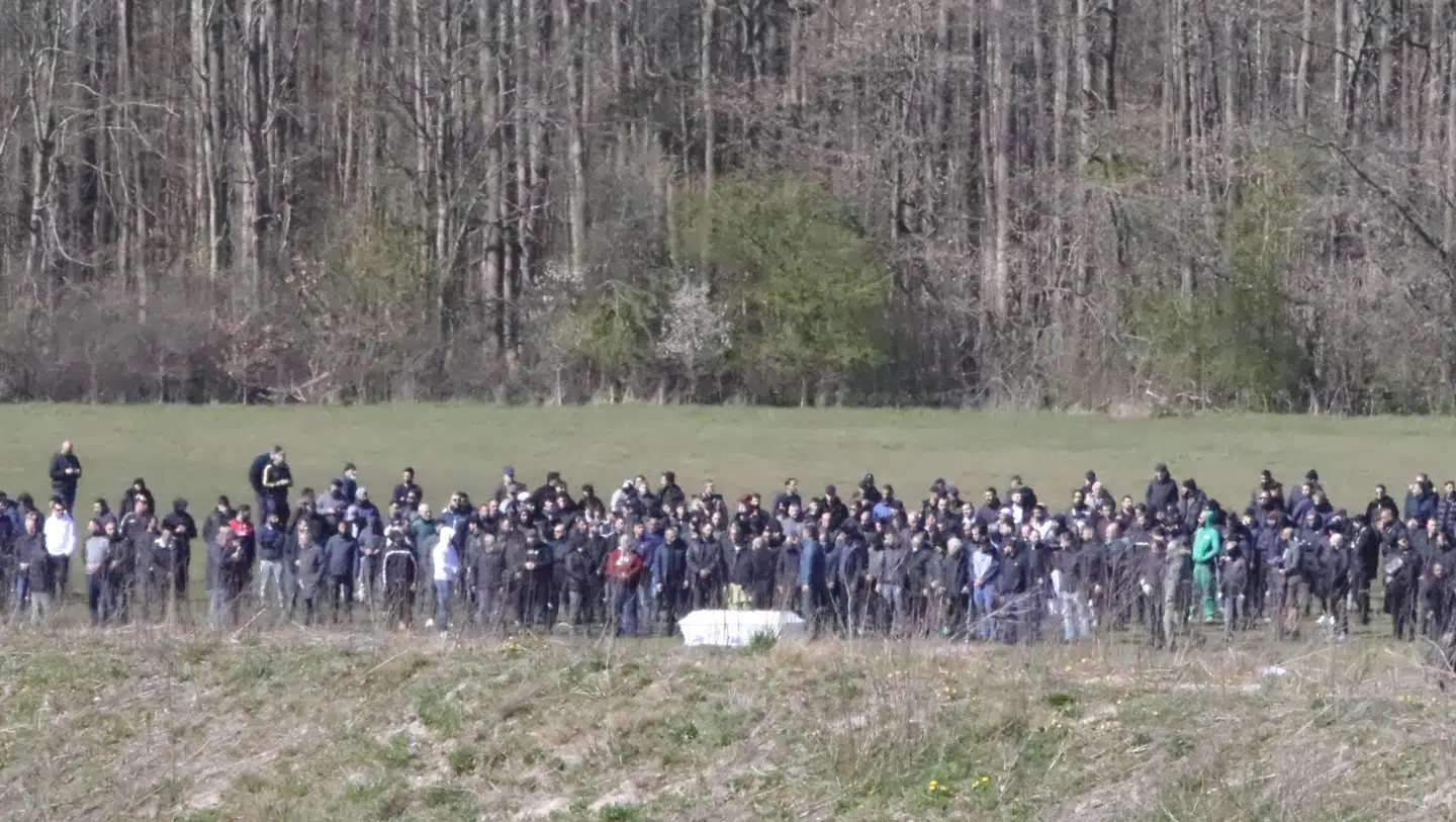 Mændene ved den muslimske begravelse skærtorsdag stod tæt.