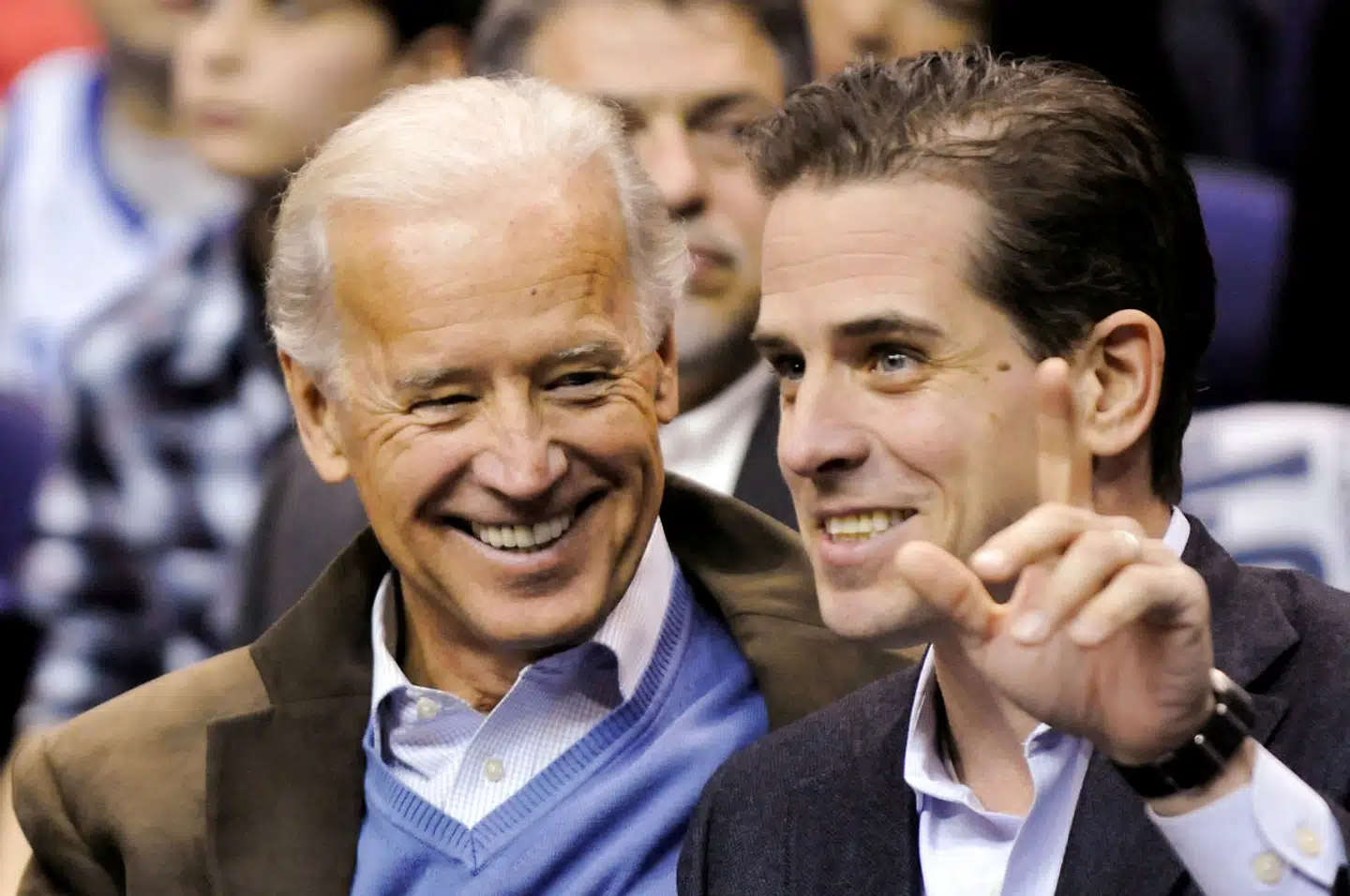 Joe Biden med sin yngste søn Hunter Biden. Det forventes, at Hunter Bidens bestyrelsespost i det ukraniske energiselskab, Burisma, mens hans far var vicepræsident under Barack Obama, vil blive bragt op på ny under valgkampen. Rigsretssagen imod Donald Trump tidligere på året handlede om, at præsidenten bad en fremmed magt – den nyudnævnte ukrainske præsident – om at iværksætte en korruptionsefterforskning af Hunter Biden for at kunne bruge dette imod en politisk rival, Joe Biden.