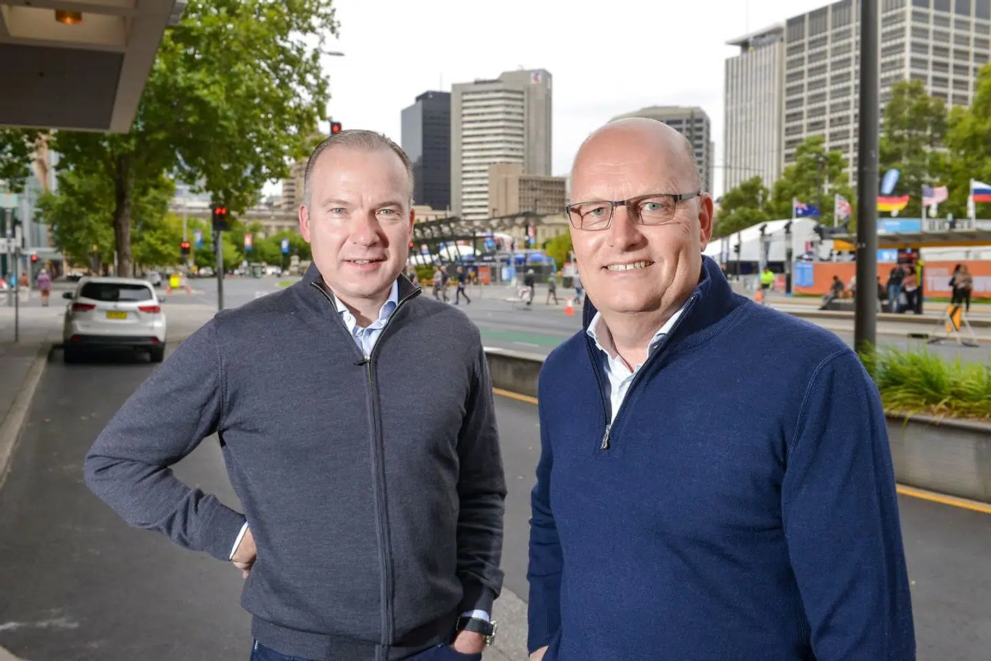 Lars Michaelsen (tv.) og Bjarne Riis (th.) ved Tour Down Under i Australien i januar 2020.