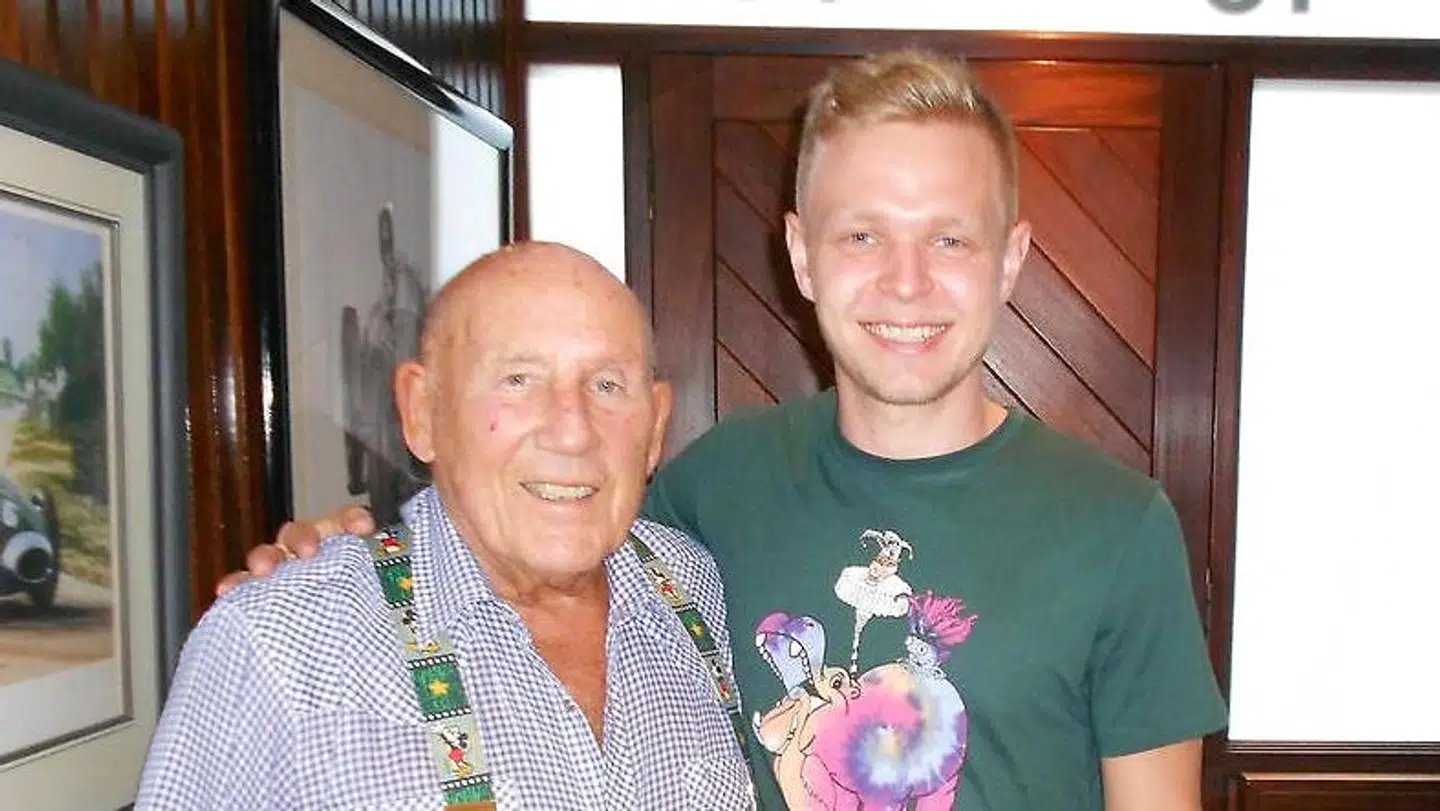 Stirling Moss står her med Kevin Magnussen.