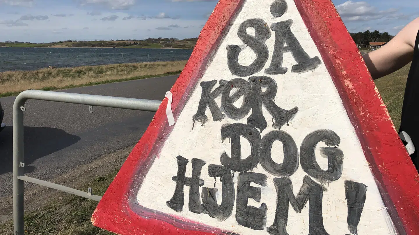 På den ene side af skiltet står der 'Så kør dog hjem', mens der på den anden side står 'God tur gjem'.