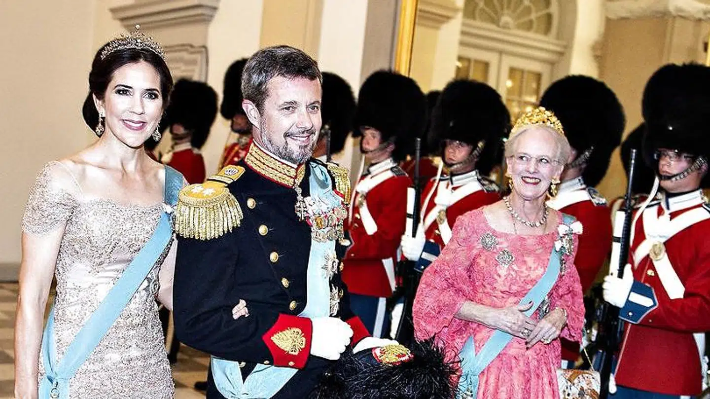 Kronprins Frederik vil ligesom sin mor nok blive en meget populær regent. Men der vil nok være stor forskel på, hvordan de udfører rollen, vurderer kongehusekspert.