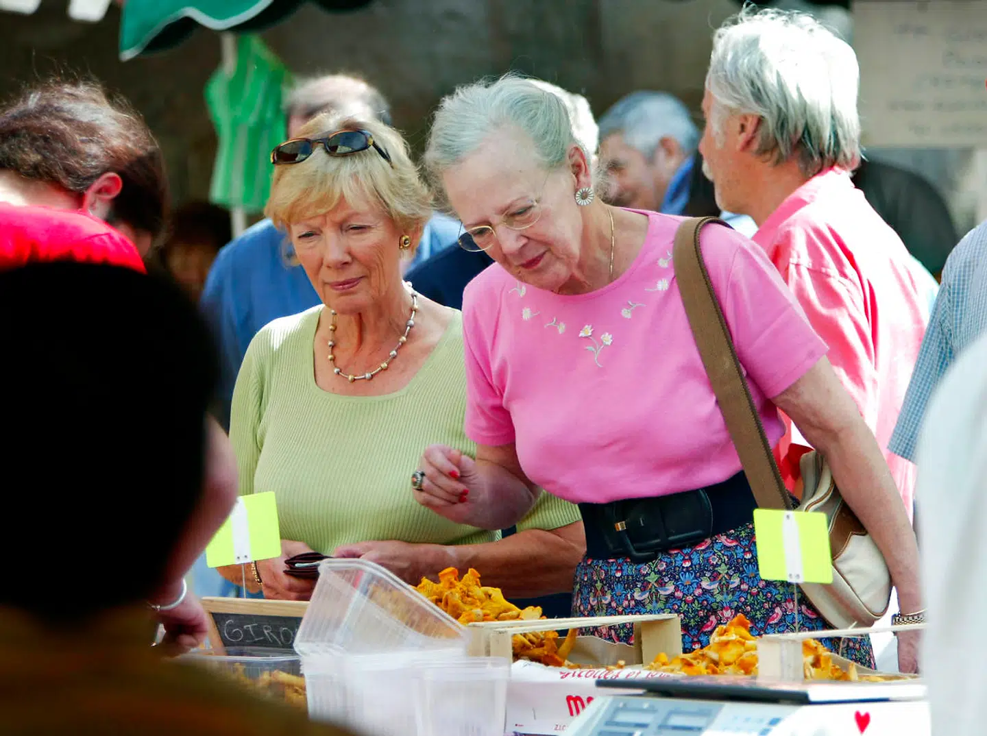 Dronning Margrethe har typisk fire hofdamer ad gangen, der hver tager en sæson. Her ses Dronning Margrethe med sin hofdame Ane VIbeke Foss, da hun var på marked nær slottet Chateau de Cayx. Det var hofdamen, der betalte for de kongelige indkøb.