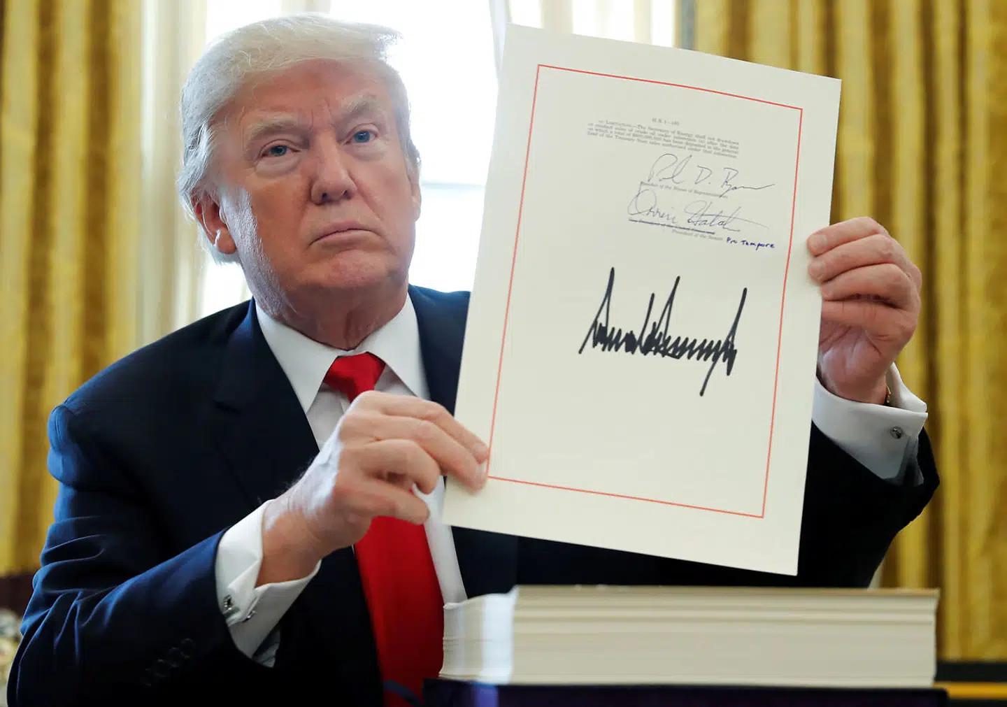 Donald Trump har insisteret på, at hans navn og underskrift skal pryde de 70 millioner nødhjælps-checks, der sendes ud til USA's fattigste.