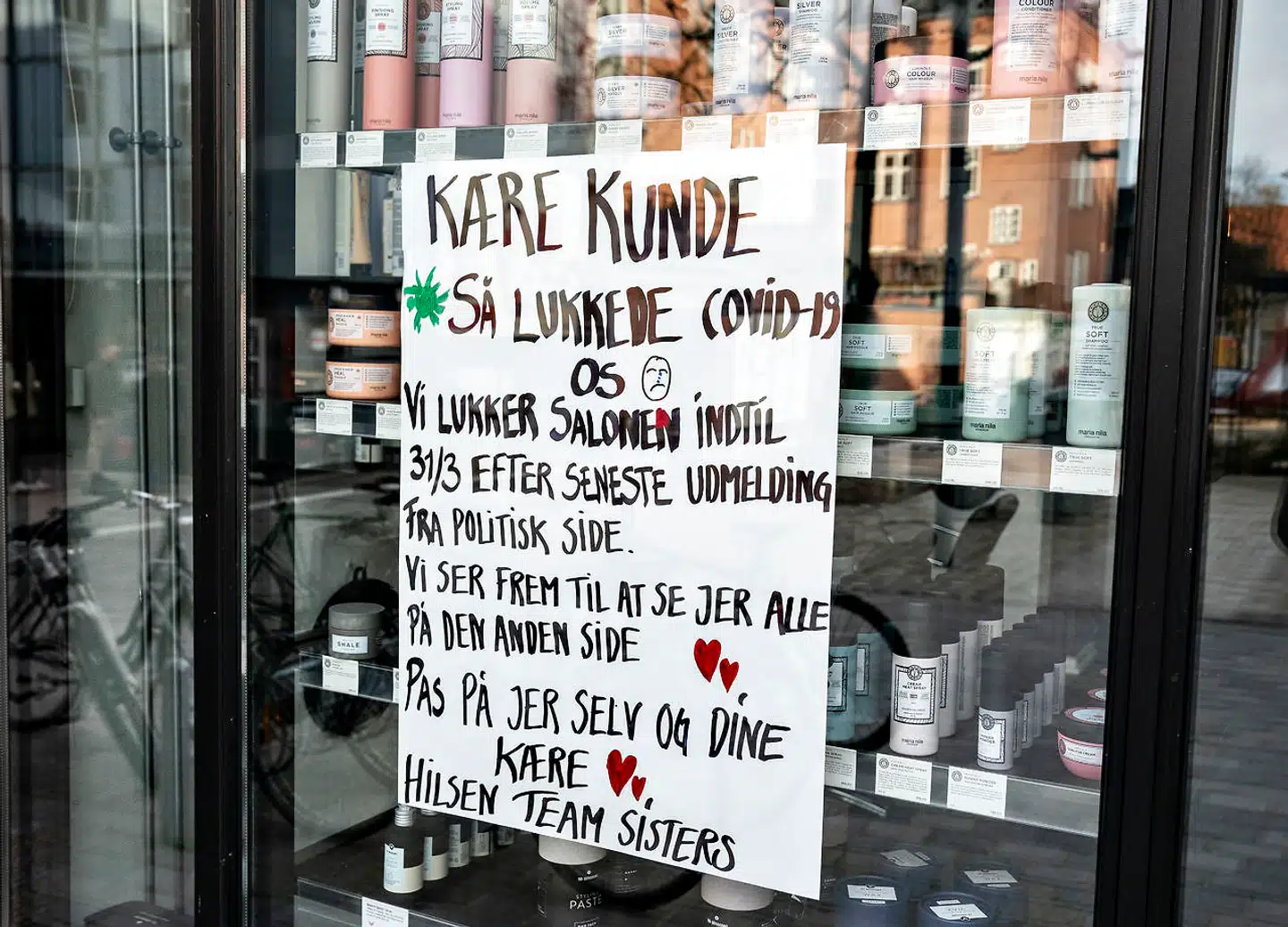 Lukket på grund af corona. Sådan lyder beskeden mange steder landet over. I Norge og nu også Finland er der nedsat hurtigtarbejdende arbejdsgrupper med eksperter, der skal komme med bud på, hvordan man åbner landet igen og afbøder de økonomiske konsekvenser af coronakrisen.