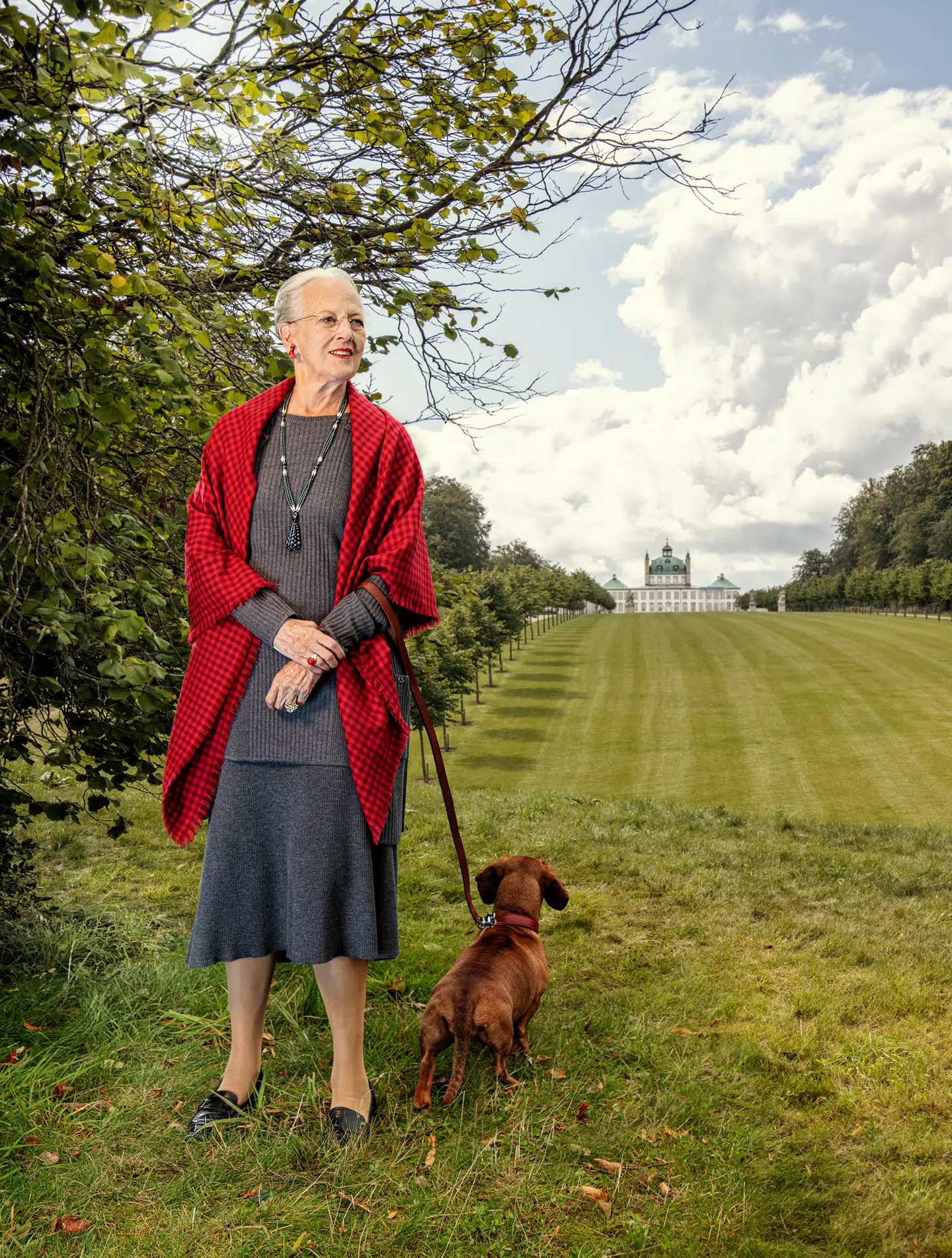 Det er en hyldest til prins Henrik, at hunden er med, siger kongehuseksperter.