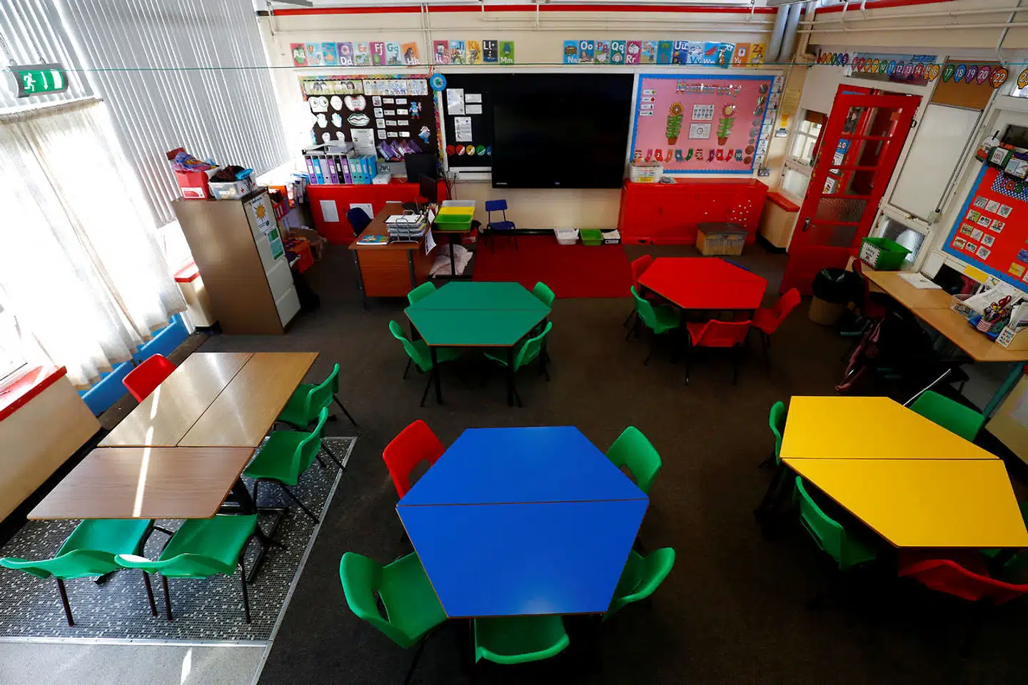 De britiske klasselokaler står tomme. Her er et billede fra Nettlefield Primary School i Belfast i Nordirland. Arkivfoto: Jason Cairnduff/Reuters/Ritzau Scanpix