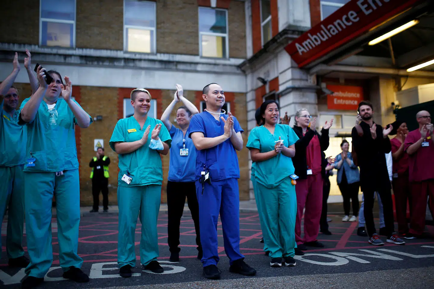 Britiske læger, sygeplejersker og sundhedsarbejdere bliver hyldet af befolkningen med klappeseancer. Men mange andre i fødevarebutikker, i busser og i rengøringsbranchen er også med til at holde samfundet i gang under vanskelige vilkår, siger den danske indehaver af ScandiKitchen, Brontë Aurell.