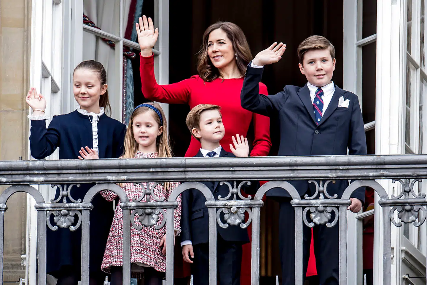 Prinsesse Josephine, prinsesse Isabella, prins Vincent, kronprinsesse Mary og prins Christian vinker til de mange mennesker, som er mødt op på Amalienborg Slotsplads i København for at hylde Dronning Margrethe på hendes 78-års fødselsdag i 2018.