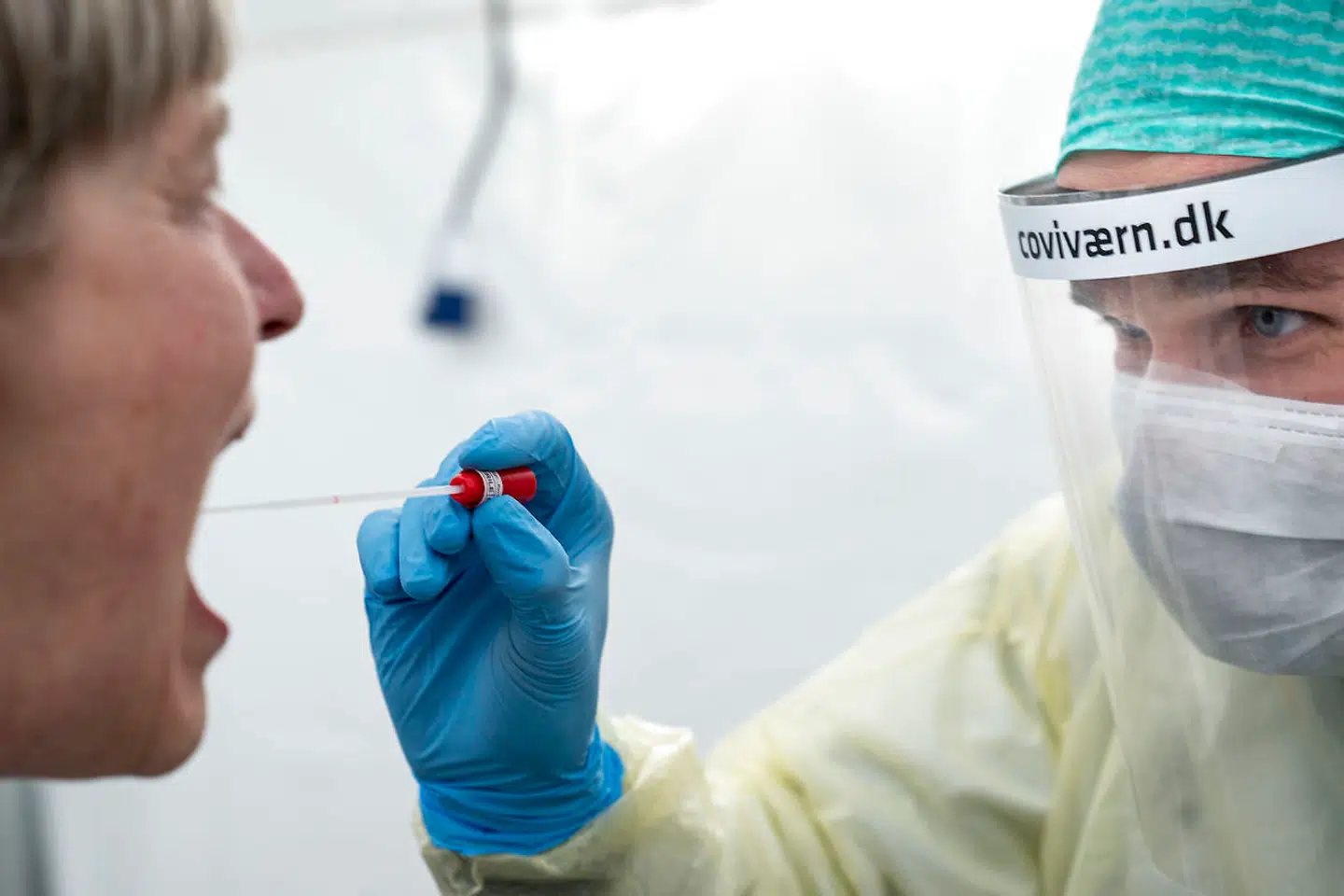 Ifølge en dansk professor kunne man spare masser af ressourcer ved smitteopsporing og nedlukninger, hvis man holder øje med et helt særligt tal under coronatestningen.