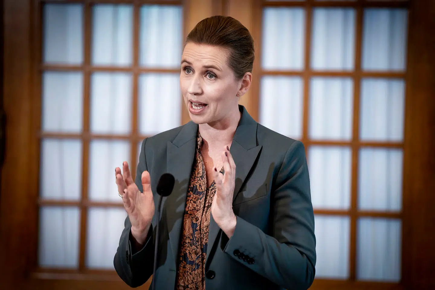 (Arkiv) Statsminister Mette Frederiksen (S) har mandag eftermiddag fortalt resten af verden, at Danmark samlet set bruger omkring 375 millioner kr. på at forske i vacciner, medicin og diagnostik, som kan stoppe coronavirus og covid-19 i at sprede sig.