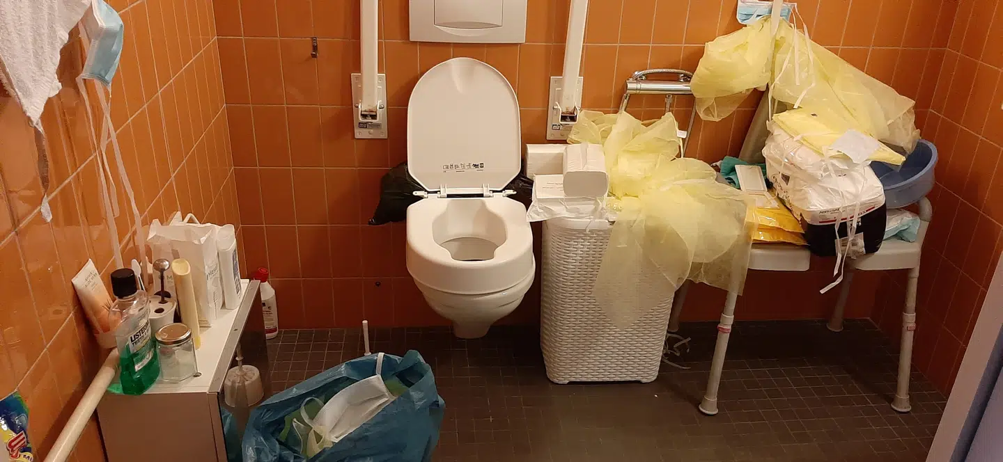 Her er endnu et billede Gabriela Adams har taget af sin fars toilet. Det er tydeligt, at det ligger og flyder med værnemidler mod coronasmitte. Foto: Privat.